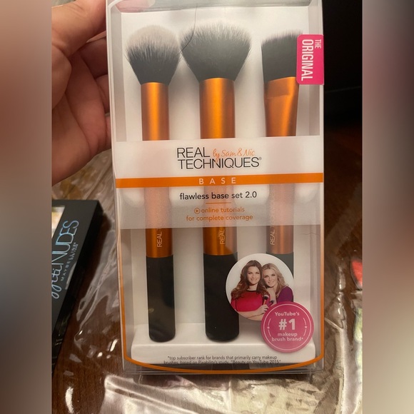 4 pieces  
2 brush sets  
2 eyeshadow palettes - Picture 3 of 7